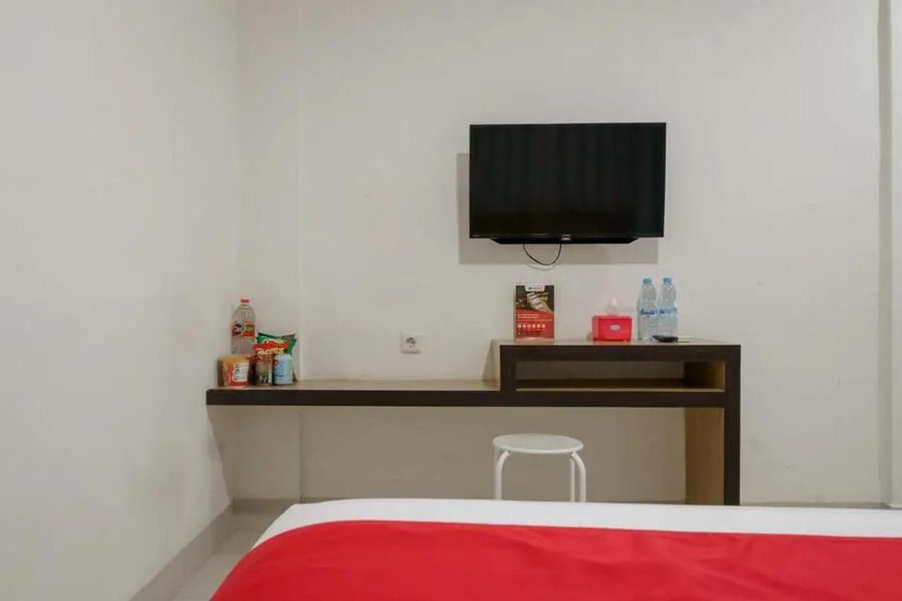 RedDoorz Plus @ Cemara Asri Medan Exterior foto