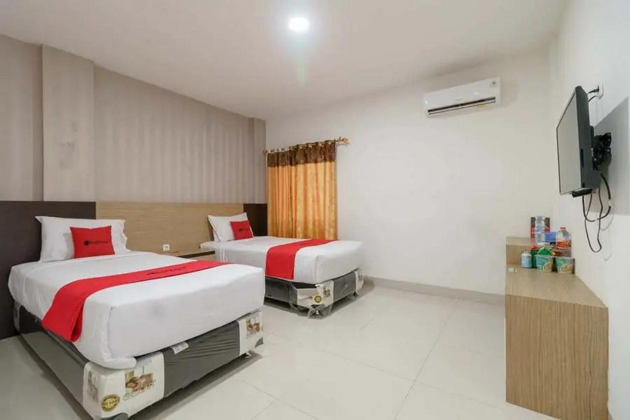 RedDoorz Plus @ Cemara Asri Medan Exterior foto