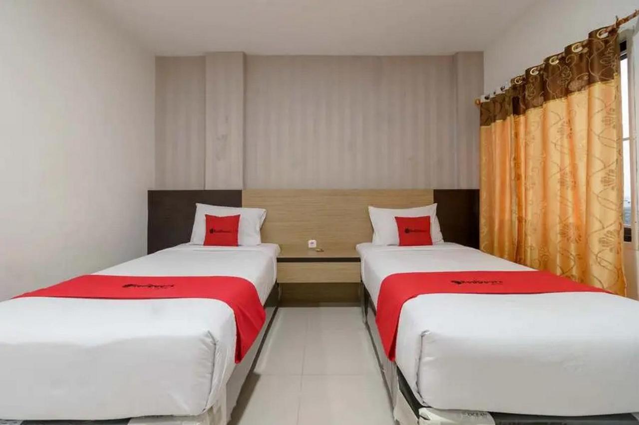 RedDoorz Plus @ Cemara Asri Medan Exterior foto