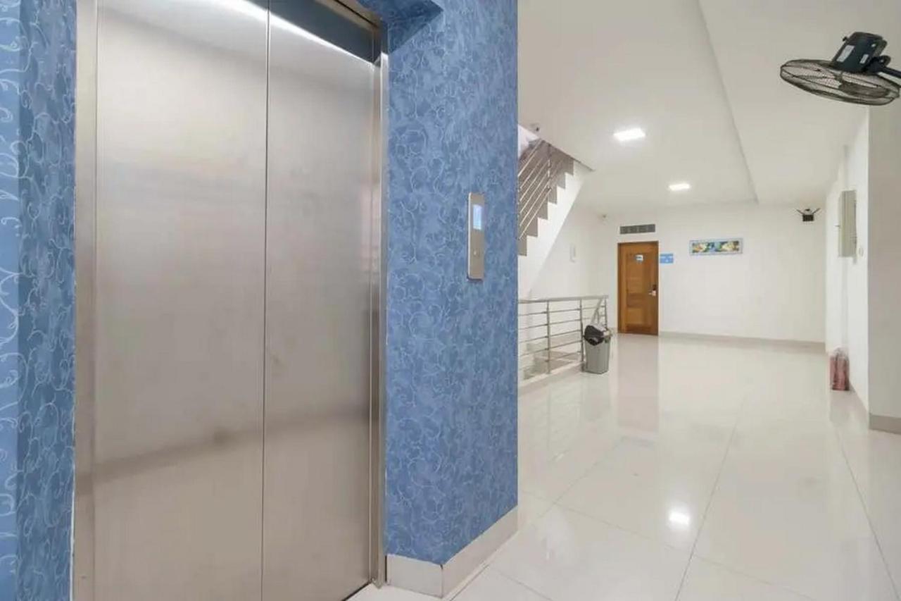 RedDoorz Plus @ Cemara Asri Medan Exterior foto