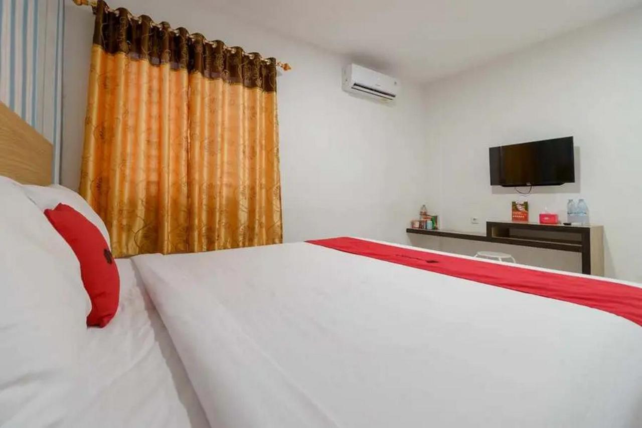 RedDoorz Plus @ Cemara Asri Medan Exterior foto