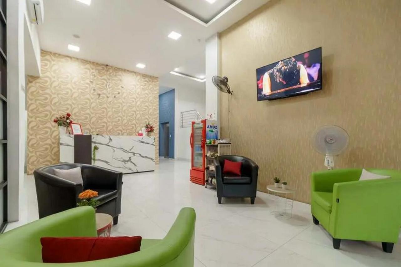 RedDoorz Plus @ Cemara Asri Medan Exterior foto